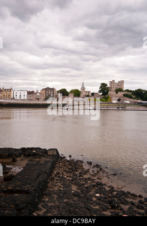 Vista di Rochester Kent England Regno Unito attraverso il Fiume Medway Foto Stock