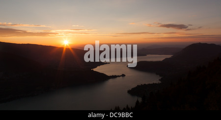 Vista al tramonto del lago di Annecy dal Col du Forclaz Foto Stock