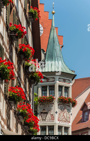 Decorazioni floreali su una casa, finestra di baia di una casa, "Gasthof Baeren' guesthaus Foto Stock