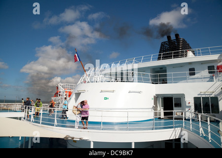 Passeggeri a bordo del MyFerryLink cross channel ferry " Rodin' come foglie Calais per Dover Foto Stock