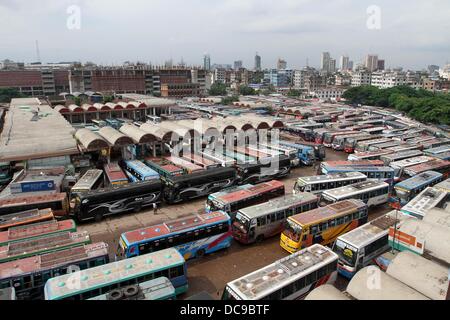 Dacca in Bangladesh. 13 Ago, 2013. Gli autobus sono parcheggiati in un inter-district bus terminale durante uno sciopero nazionale chiamato dagli islamisti partito politico, Bangladesh Jumaat-e-Islami a Dhaka il 13 agosto 2013. Lo sciopero è stato chiamato dal partito per protestare contro la cancellazione della sua registrazione che può negare la possibilità di contestare alle elezioni del Parlamento europeo. Foto di credito leadfoto: piombo foto/Alamy Live News Foto Stock