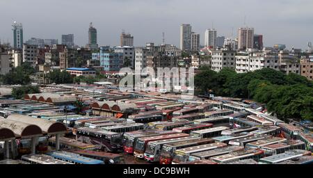 Dacca in Bangladesh. 13 Ago, 2013. Gli autobus sono parcheggiati in un inter-district bus terminale durante uno sciopero nazionale chiamato dagli islamisti partito politico, Bangladesh Jumaat-e-Islami a Dhaka il 13 agosto 2013. Lo sciopero è stato chiamato dal partito per protestare contro la cancellazione della sua registrazione che può negare la possibilità di contestare alle elezioni del Parlamento europeo. Foto di credito leadfoto: piombo foto/Alamy Live News Foto Stock