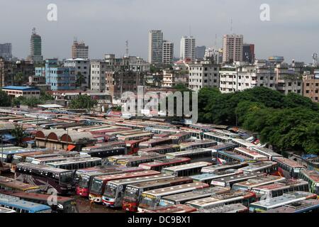 Dacca in Bangladesh. 13 Ago, 2013. Gli autobus sono parcheggiati in un inter-district bus terminale durante uno sciopero nazionale chiamato dagli islamisti partito politico, Bangladesh Jumaat-e-Islami a Dhaka il 13 agosto 2013. Lo sciopero è stato chiamato dal partito per protestare contro la cancellazione della sua registrazione che può negare la possibilità di contestare alle elezioni del Parlamento europeo. Foto di credito leadfoto: piombo foto/Alamy Live News Foto Stock