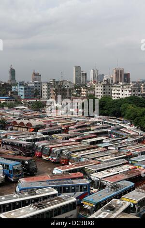 Dacca in Bangladesh. 13 Ago, 2013. Gli autobus sono parcheggiati in un inter-district bus terminale durante uno sciopero nazionale chiamato dagli islamisti partito politico, Bangladesh Jumaat-e-Islami a Dhaka il 13 agosto 2013. Lo sciopero è stato chiamato dal partito per protestare contro la cancellazione della sua registrazione che può negare la possibilità di contestare alle elezioni del Parlamento europeo. Foto di credito leadfoto: piombo foto/Alamy Live News Foto Stock