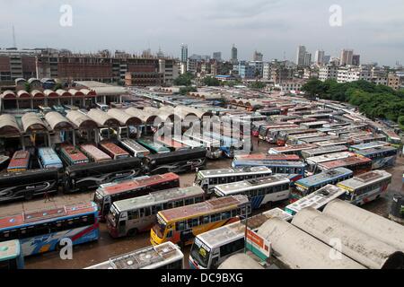 Dacca in Bangladesh. 13 Ago, 2013. Gli autobus sono parcheggiati in un inter-district bus terminale durante uno sciopero nazionale chiamato dagli islamisti partito politico, Bangladesh Jumaat-e-Islami a Dhaka il 13 agosto 2013. Lo sciopero è stato chiamato dal partito per protestare contro la cancellazione della sua registrazione che può negare la possibilità di contestare alle elezioni del Parlamento europeo. Foto di credito leadfoto: piombo foto/Alamy Live News Foto Stock