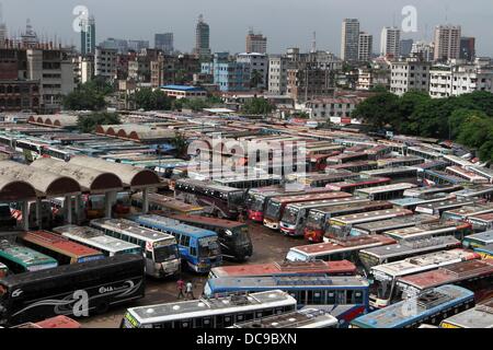 Dacca in Bangladesh. 13 Ago, 2013. Gli autobus sono parcheggiati in un inter-district bus terminale durante uno sciopero nazionale chiamato dagli islamisti partito politico, Bangladesh Jumaat-e-Islami a Dhaka il 13 agosto 2013. Lo sciopero è stato chiamato dal partito per protestare contro la cancellazione della sua registrazione che può negare la possibilità di contestare alle elezioni del Parlamento europeo. Foto di credito leadfoto: piombo foto/Alamy Live News Foto Stock