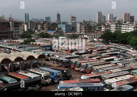 Dacca in Bangladesh. 13 Ago, 2013. Gli autobus sono parcheggiati in un inter-district bus terminale durante uno sciopero nazionale chiamato dagli islamisti partito politico, Bangladesh Jumaat-e-Islami a Dhaka il 13 agosto 2013. Lo sciopero è stato chiamato dal partito per protestare contro la cancellazione della sua registrazione che può negare la possibilità di contestare alle elezioni del Parlamento europeo. Foto di credito leadfoto: piombo foto/Alamy Live News Foto Stock