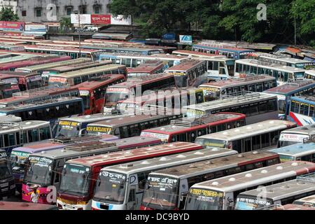 Dacca in Bangladesh. 13 Ago, 2013. Gli autobus sono parcheggiati in un inter-district bus terminale durante uno sciopero nazionale chiamato dagli islamisti partito politico, Bangladesh Jumaat-e-Islami a Dhaka il 13 agosto 2013. Lo sciopero è stato chiamato dal partito per protestare contro la cancellazione della sua registrazione che può negare la possibilità di contestare alle elezioni del Parlamento europeo. Foto di credito leadfoto: piombo foto/Alamy Live News Foto Stock