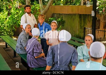 Famiglia Amish godetevi una giornata fuori a Sarasota Jungle Gardens in Florida Foto Stock