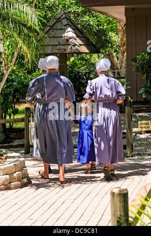 Famiglia Amish godetevi una giornata fuori a Sarasota Jungle Gardens in Florida Foto Stock