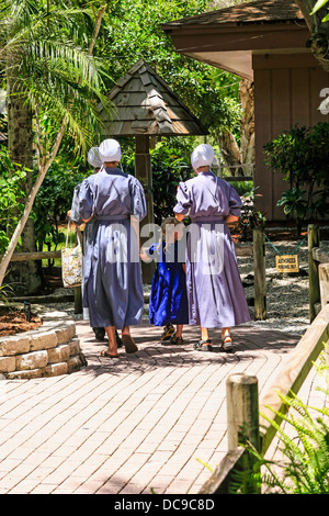 Famiglia Amish godetevi una giornata fuori a Sarasota Jungle Gardens in Florida Foto Stock