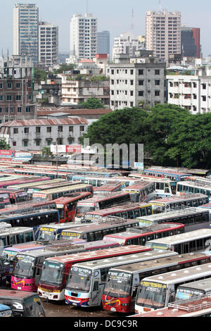 Dacca in Bangladesh. 13 Ago, 2013. Gli autobus sono parcheggiati in un inter-district bus terminale durante uno sciopero nazionale chiamato dagli islamisti partito politico, Bangladesh jumaat-e-Islami a Dhaka il 13 agosto 2013. lo sciopero è stato chiamato dal partito per protestare contro la cancellazione della sua registrazione che può negare la possibilità di contestare alle elezioni del Parlamento europeo. Foto Stock