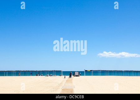 A doghe di legno rampa di accesso per sedia a rotelle alla spiaggia di Cambrils, Spagna. Foto Stock