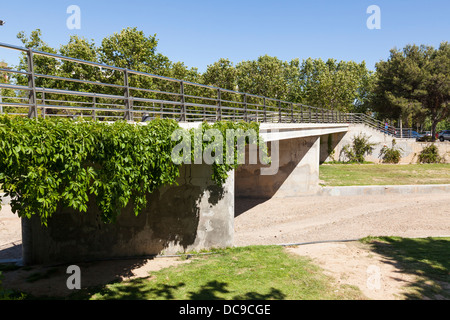 Ponte su essiccato fino fiume runaway in corrispondenza del PACR Prescador a Cambrils Catalogna Foto Stock