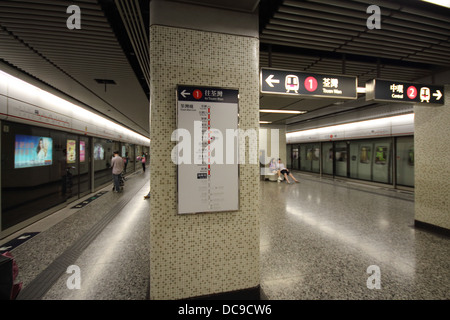 In attesa di un treno alla stazione MTR di Kowloon platform Foto Stock