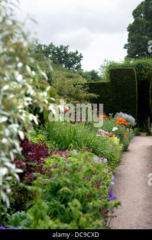 Ammassato piantagione di piante erbacee perenni frontiera di Cawdor Castle garden vicino a Nairn Scozia Scotland Foto Stock