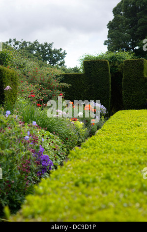 Ammassato piantagione di piante erbacee perenni frontiera di Cawdor Castle garden vicino a Nairn Scozia Scotland Foto Stock