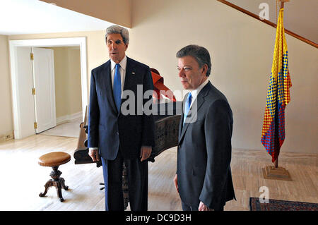 Il Segretario di Stato americano John Kerry stand con il presidente colombiano Juan Manuel Santos prima del loro incontro presso la Casa de Nariño Agosto 12, 2013 a Bogotà, in Colombia. Foto Stock