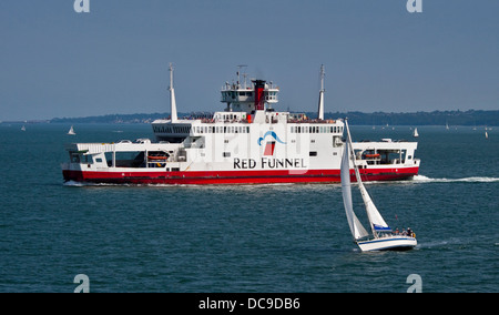 Imbuto Rosso Red Eagle veicolo e Passnger traghetto tra Southampton e East Cowes, Isola di Wight in Inghilterra Foto Stock