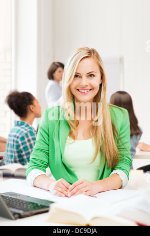 Studente sorridente ragazza con notebook a scuola Foto Stock