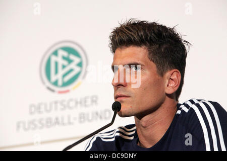 Mainz, Germania. 13 Ago, 2013. La Germania Mario Gomez colloqui durante un DFB conferenza stampa presso l'Hyatt Regency Hotel a Mainz, Germania, 13 agosto 2013. Foto. FREDRIK VON ERICHSEN/dpa/Alamy Live News Foto Stock