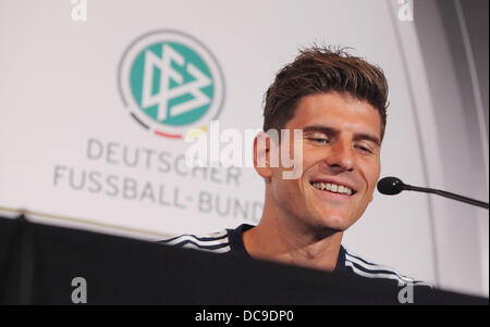 Mainz, Germania. 13 Ago, 2013. La Germania Mario Gomez colloqui durante un DFB conferenza stampa presso l'Hyatt Regency Hotel a Mainz, Germania, 13 agosto 2013. Foto. FREDRIK VON ERICHSEN/dpa/Alamy Live News Foto Stock