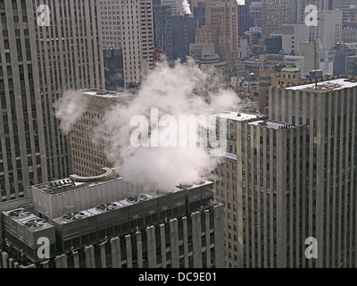 Fumo dall'unità di riscaldamento di un grattacielo in Midtown Manhattan sulla sesta avenue vicino al West 50th Street New York City Foto Stock