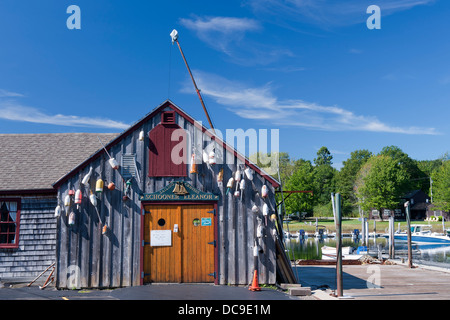 Legno pittoresco lobster shack che serve come un ufficio per una crociera in barca a vela organizzatore in Kennebunkport, Maine. Foto Stock