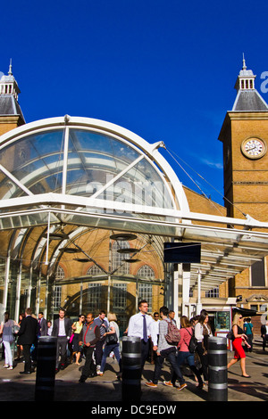 Pendolari che esce a Liverpool street stazione ferroviaria nella città di Londra Foto Stock