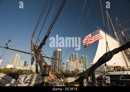 HMS REPLICA SORPRESA ROYAL NAVY FRIGATE Maritime Museum skyline del centro di San Diego California USA Foto Stock