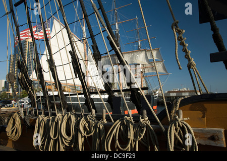 HMS REPLICA SORPRESA ROYAL NAVY FRIGATE Maritime Museum skyline del centro di San Diego California USA Foto Stock