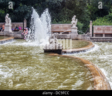 Figure in pietra decorano il Märchenbrunnen - una fontana di Fairy Tales - Volkspark Friedrichshain di Berlino Foto Stock