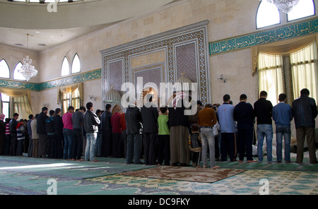 Uomini musulmani pregano in una moschea di Aleppo, Siria. Foto Stock