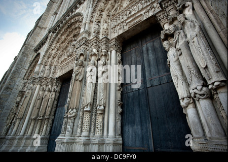 La cattedrale di Chartres, la Valle della Loira, in Francia. Luglio 2013 iniziata nel 1020, la cattedrale romanica fu distrutta nel 1194. Foto Stock