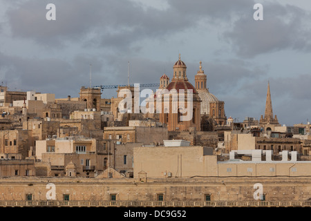 Acqua vista frontale dal porto di La Valletta, capitale di Malta. Foto Stock