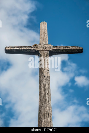 Semplice di legno una croce cristiana contro un cielo blu. Foto Stock