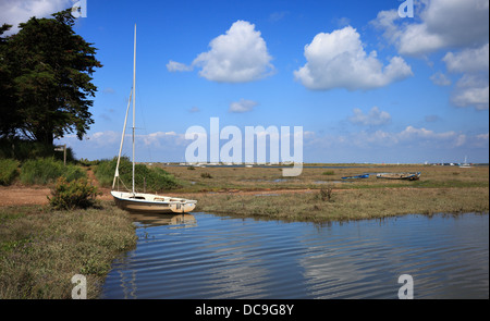 Imbarcazione a vela in Burnham Deepdale sulla Costa North Norfolk. Foto Stock