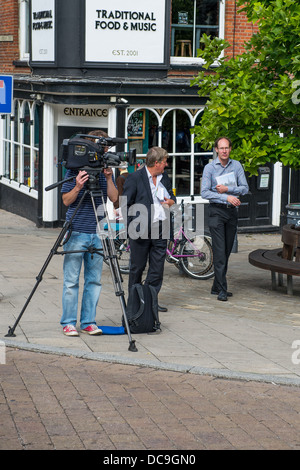 Al di fuori del gruppo di trasmissione per bbc guardare ad est con kim riley, chief reporter. Foto Stock