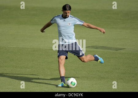 Mainz, Germania. 13 Ago, 2013. La Germania Sami Khedira calci la sfera durante l'ultima sessione di formazione alla Coface Arena a Mainz, Germania, 13 agosto 2013. Foto. FREDRIK VON ERICHSEN/dpa/Alamy Live News Foto Stock