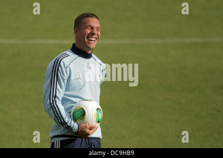 Mainz, Germania. 13 Ago, 2013. La Germania Lukas Podolski mantiene la sfera durante l'ultima sessione di formazione alla Coface Arena a Mainz, Germania, 13 agosto 2013. Foto. FREDRIK VON ERICHSEN/dpa/Alamy Live News Foto Stock