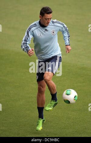 Mainz, Germania. 13 Ago, 2013. La Germania Mesut Ozil calci la sfera durante l'ultima sessione di formazione alla Coface Arena a Mainz, Germania, 13 agosto 2013. Foto. FREDRIK VON ERICHSEN/dpa/Alamy Live News Foto Stock