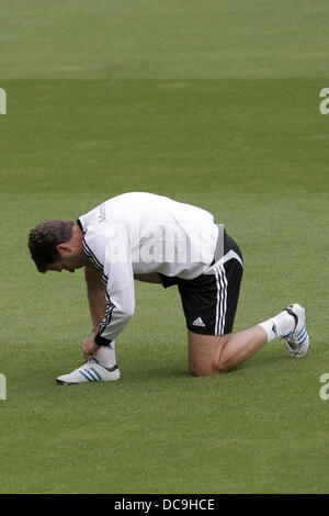 Mainz, Germania. 13 Ago, 2013. La Germania manager Oliver Bierhoff lega la sua scarpa durante l'ultima sessione di formazione alla Coface Arena a Mainz, Germania, 13 agosto 2013. Foto. FREDRIK VON ERICHSEN/dpa/Alamy Live News Foto Stock