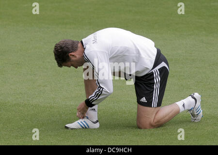 Mainz, Germania. 13 Ago, 2013. La Germania manager Oliver Bierhoff lega la sua scarpa durante l'ultima sessione di formazione alla Coface Arena a Mainz, Germania, 13 agosto 2013. Foto. FREDRIK VON ERICHSEN/dpa/Alamy Live News Foto Stock