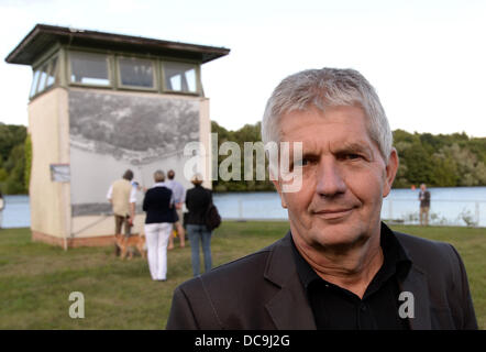 Potsdam, Germania. 13 Ago, 2013. Commissario federale per la Stasi archivi Roland Jahn sorge in una ex torre di confine al checkpoint durante una cerimonia organizzata per celebrare il 52° anniversario della costruzione del muro di Berlino nel 1961 a Potsdam, Germania, 13 agosto 2013. Foto: RALF HIRSCHBERGER/dpa/Alamy Live News Foto Stock