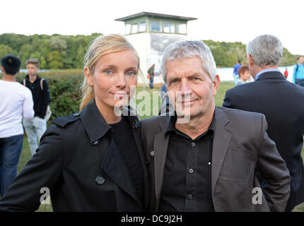 Potsdam, Germania. 13 Ago, 2013. L'attrice Nadja Uhl e il commissario federale per la Stasi archivi Roland Jahn sorge in una ex torre di confine al checkpoint durante una cerimonia organizzata per celebrare il 52° anniversario della costruzione del muro di Berlino nel 1961 a Potsdam, Germania, 13 agosto 2013. Foto: RALF HIRSCHBERGER/dpa/Alamy Live News Foto Stock