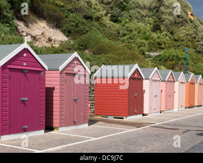 Pittoresca spiaggia di capanne in fondo alla scogliera a Bournemouth Dorset Foto Stock