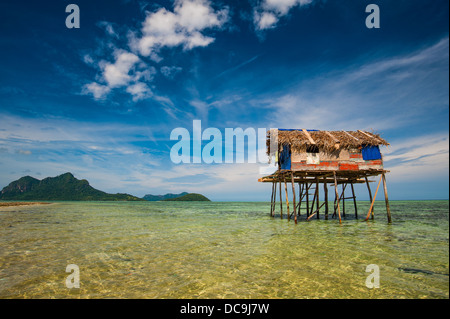 Questa foto scattata durante il viaggio a Semporna, Sabah, Malaysia.La casa è stata costruita su acqua Foto Stock
