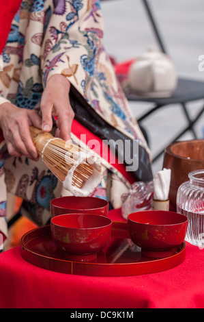Una donna svolge la tradizionale Buku Ryuku Buku cha la cerimonia del tè, Spitalfields Market, London, Regno Unito Foto Stock