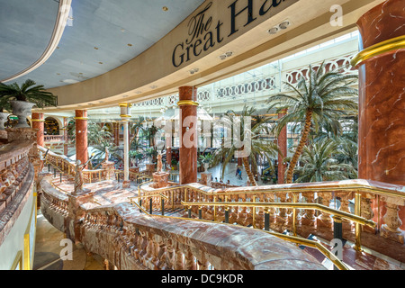 La grande hall all'interno del Trafford Centre shopping complex, Dumplington, Greater Manchester, Inghilterra, Regno Unito Foto Stock