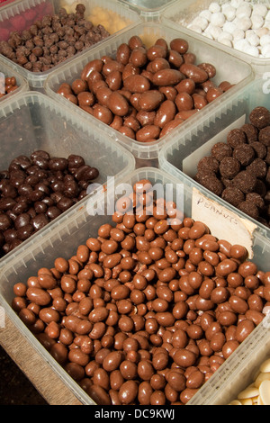 I dolci al cioccolato in scatole di plastica su un servire te stesso pic 'n mix stallo. Foto Stock